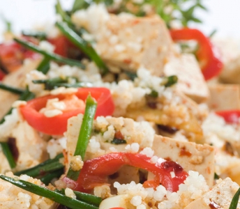 סלט קוסקוס מלא, קוביות טופו וירקות פריכים