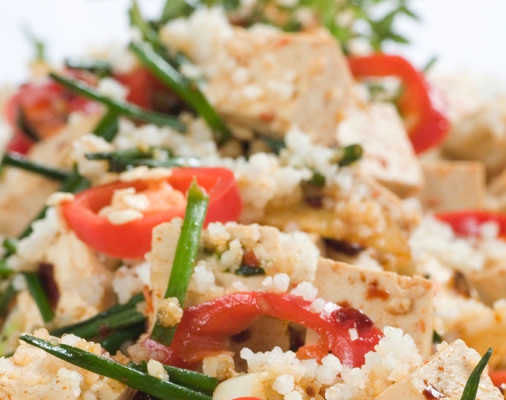 סלט קוסקוס מלא, קוביות טופו וירקות פריכים