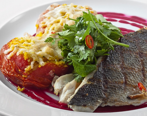 פילה לברק עם עגבניה ממולאת במג'דרה קוסקוס