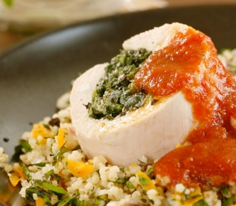 גלילי עוף ממולאים בדלעת ותרד ברוטב עגבניות ובזיליקום