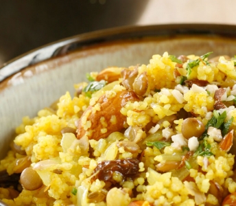 מג'דרה ארומטית מקוסקוס מלא ופירות יבשים