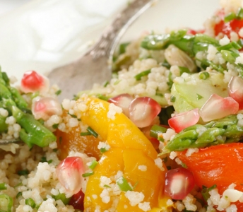 סלט קוסקוס מלא, ירקות קלויים ורימון