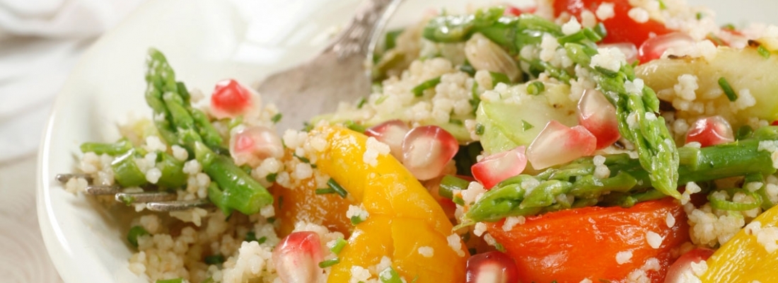 סלט קוסקוס מלא, ירקות קלויים ורימון